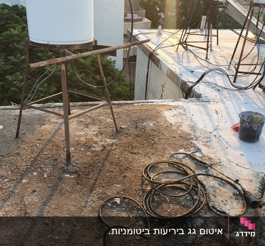 חוטים וכלים על גג לאיטום